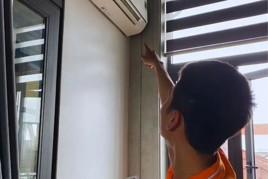 Nhiệt độ cao khiến máy lạnh phải làm việc liên tục dẫn tới lượng tiêu thụ điện năng tăng