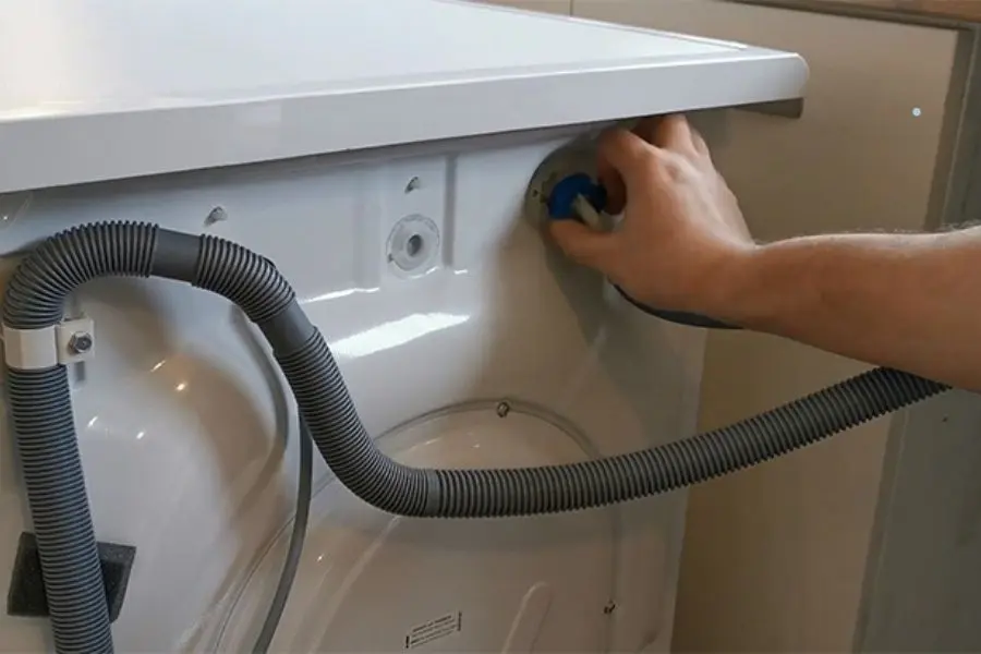 Kiểm tra nguồn cấp nước cho máy giặt Aqua.