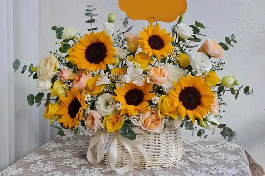Hoa hướng dương kết hợp với hoa hồng tạo nên những giỏ hoa rất xinh.