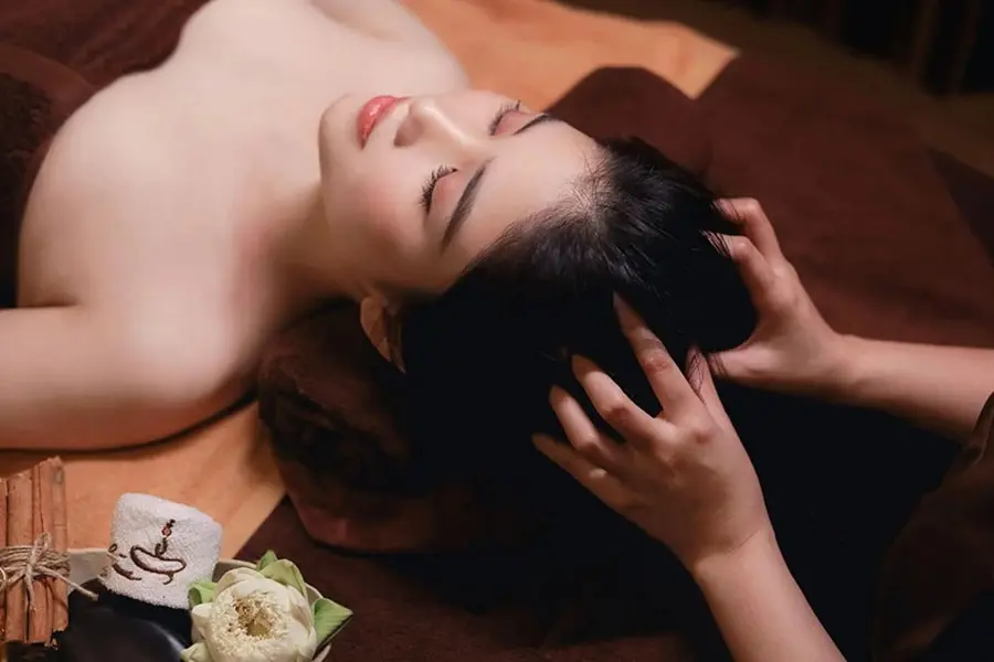 Liệu trình làm đẹp hoặc gội đầu dưỡng sinh sẽ làm cho vợ bạn cảm thấy thư giãn.