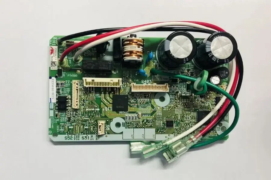 Lỗi board mạch máy lạnh khiến điều hoà hoạt động không ổn định.