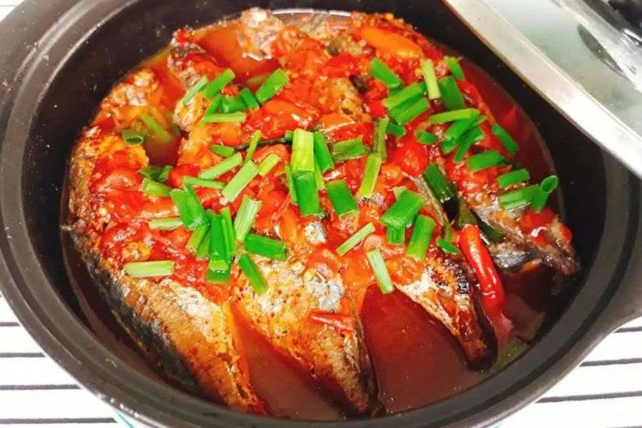 Cá nục sốt cà chua là món ăn phổ biến với cách làm đơn giản.