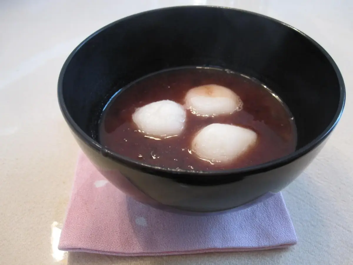 Chè đậu đỏ thơm bùi ăn cùng bánh nếp mềm dẻo