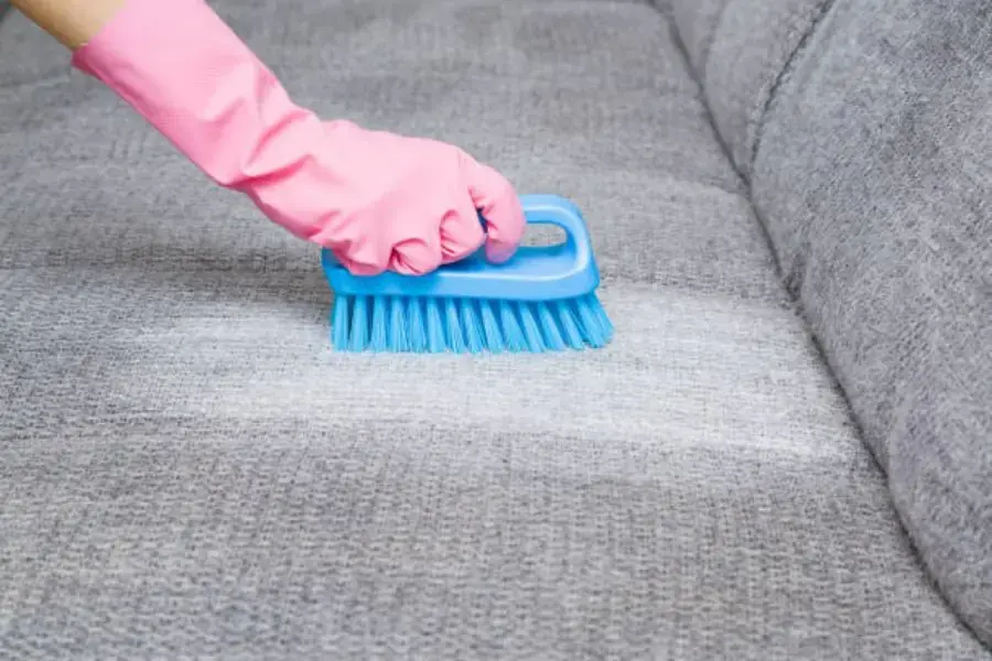 Nên dùng vật dụng mềm để vệ sinh sofa da