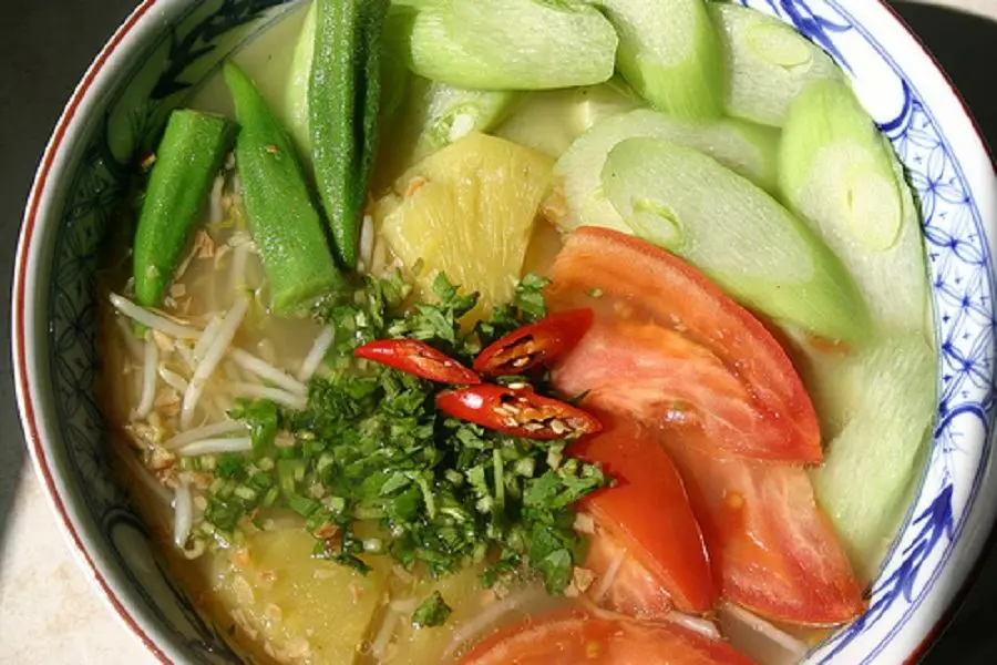 Tô canh chua đậu bắp, bạc hà, cà chua và thơm