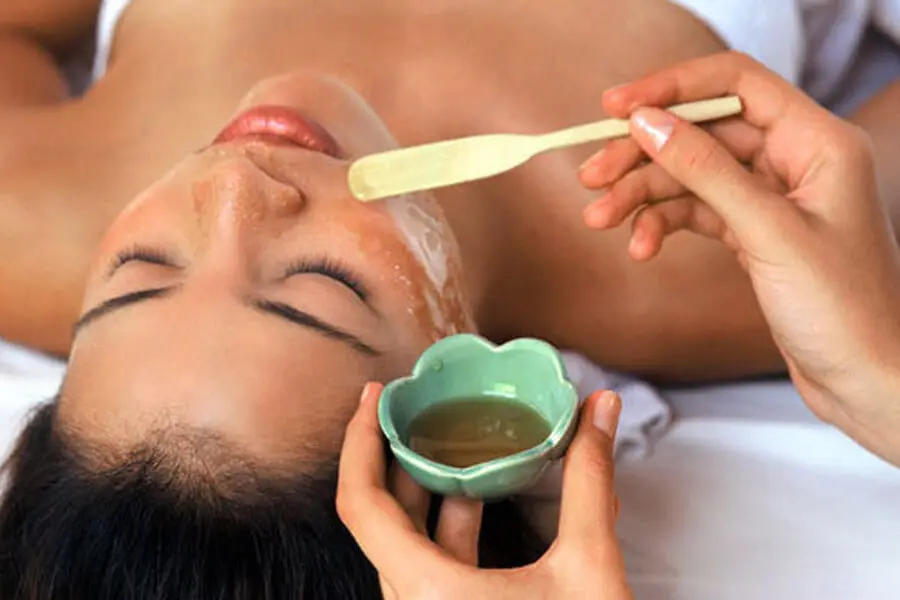Đắp mật ong vừa giúp dưỡng da vừa có thể trị mụn bọc.
