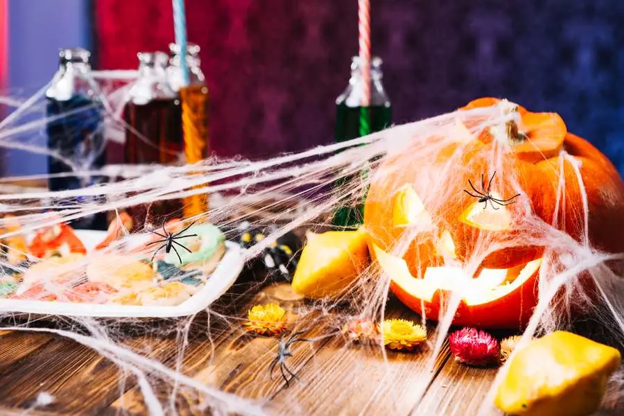 Trang trí Halloween bằng mạng nhện là một ý tưởng rất hay và thú vị.