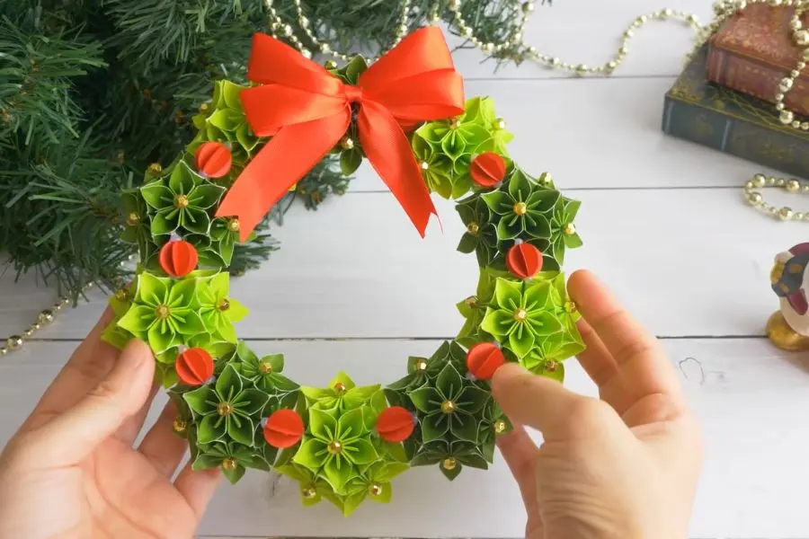 Kết hợp màu xanh lá và đỏ để tạo không khí Giáng Sinh đặc trưng.