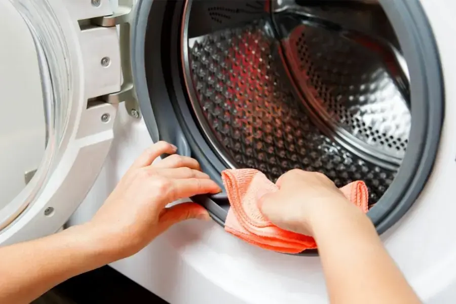 Dùng khăn lau mềm để vệ sinh gioăng máy giặt Sanyo cửa trước