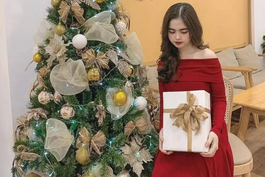 Tận dụng phụ kiện hộp quà để chụp ảnh concept Noel.