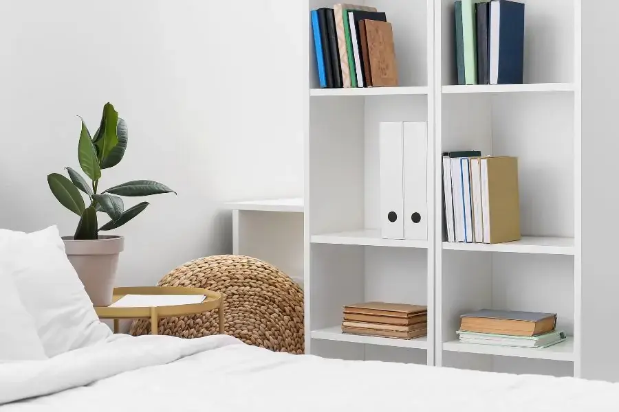 Những chiếc kệ sách trong phòng trọ tạo cảm giác ấm cúng hơn