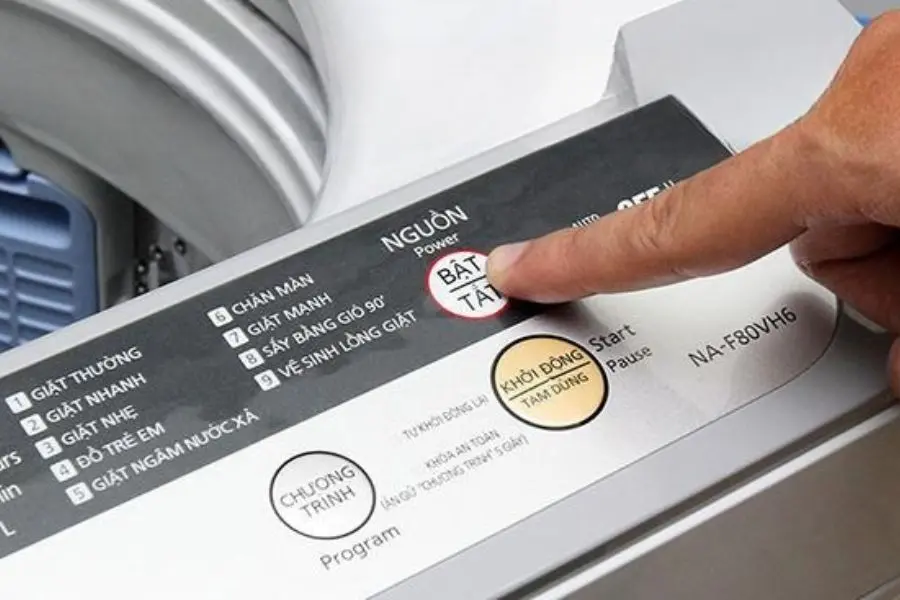 Ấn nút Tắt/mở (Power) để khởi động máy giặt.