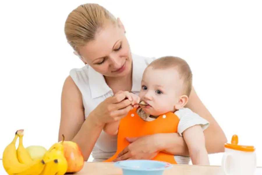 Mẹ nên tập cho bé ăn dặm từ từ trong thời gian đầu làm quen