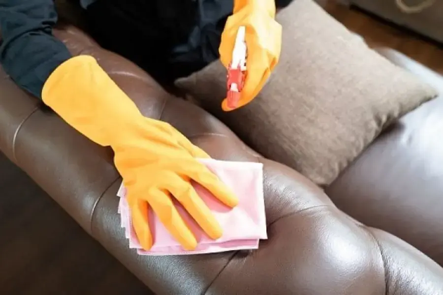 Quy trình vệ sinh sofa da nhanh chóng và hiệu quả.