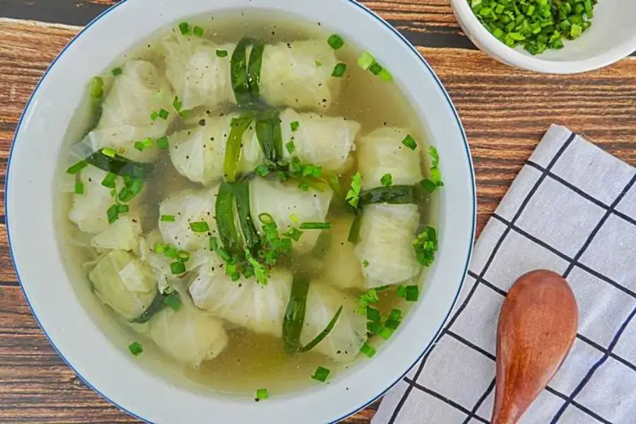 Đẹp mắt với món canh bắp cải cuộn thịt