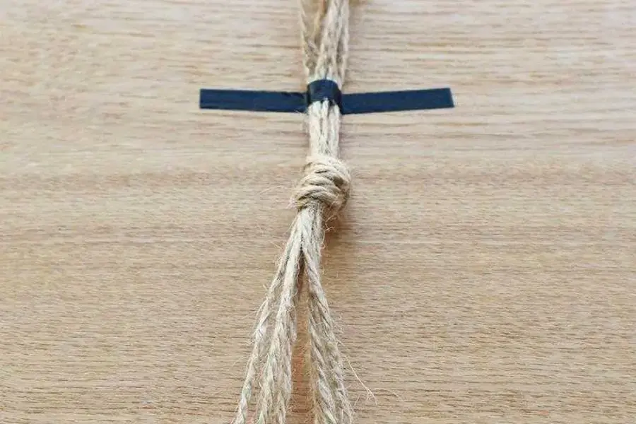Dán cố định dây vào bàn với keo dán.