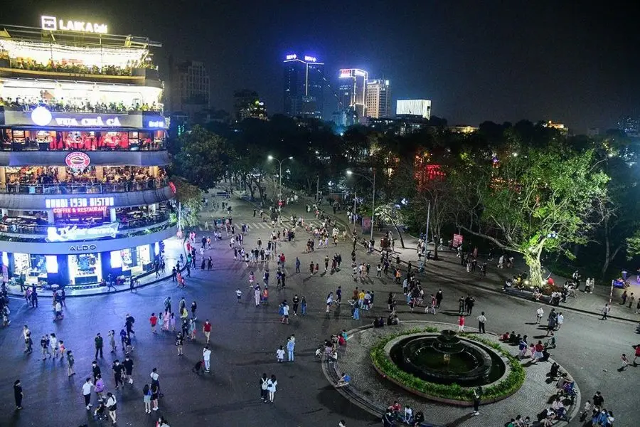 Phố đi bộ Hồ Gươm là địa điểm thư giãn và khám phá phố phường Hà Nội