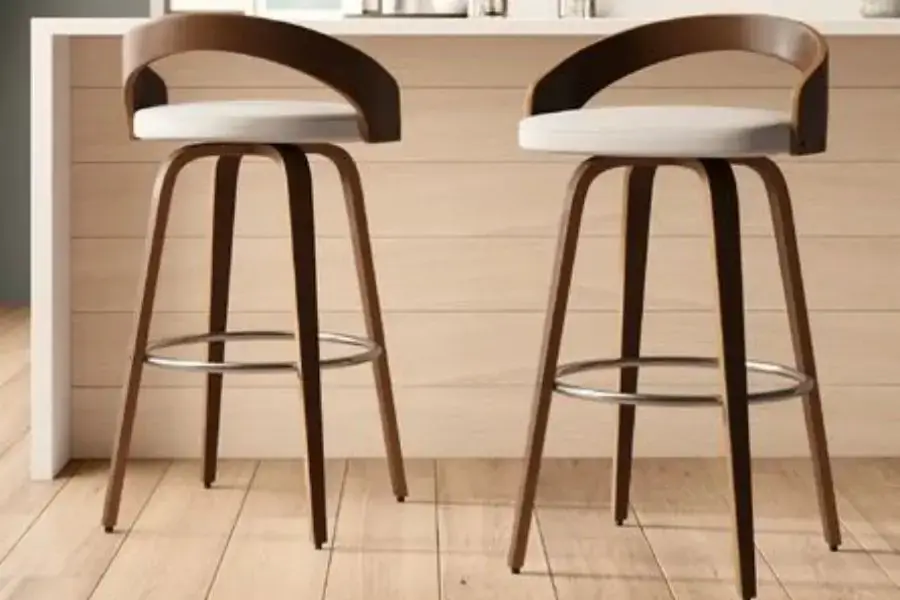 Ghế quầy bar nên là những chiếc ghế tựa lưng và có chỗ để chân