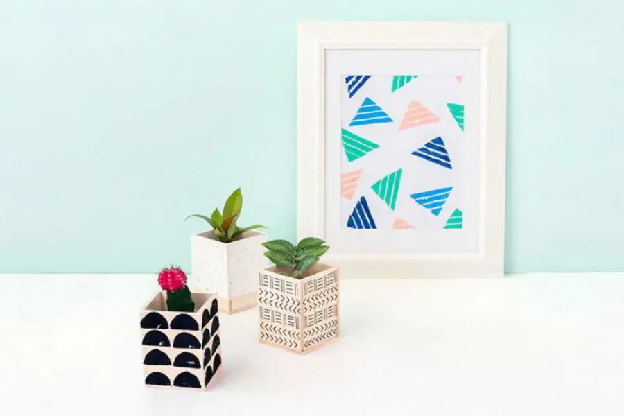 Mẫu tranh và bình hoa nhựa handmade trang trí để bàn.