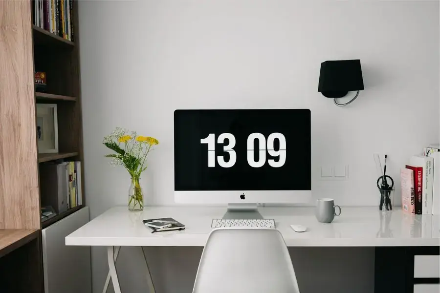 Chỉ nên để những vật dụng thật sự cần thiết lên bàn để tạo sự rộng rãi