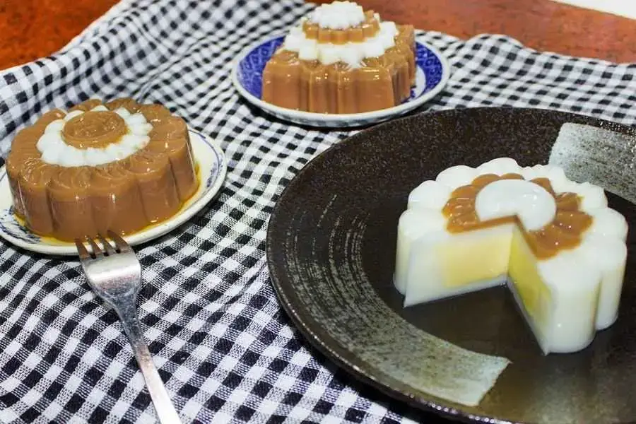 Bánh trung thu flan với hương vị béo ngậy hấp dẫn mọi vị giác.