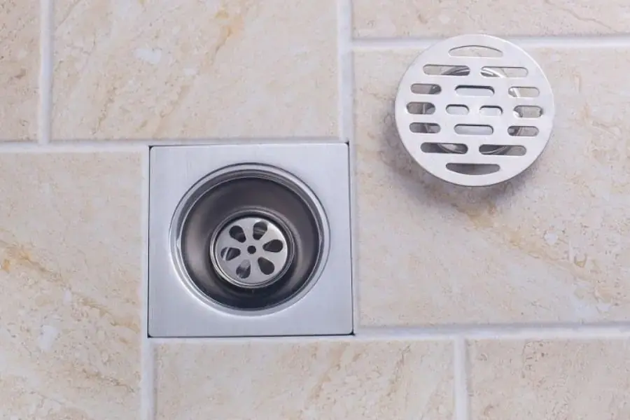 Nên kiểm tra nắp thoát sàn thường xuyên để tránh bị nghẹt