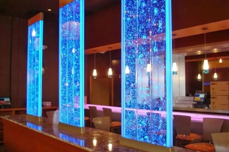 Khi hệ thống nước hoạt động tạo ra sức cản sẽ tạo nên hình ảnh trên cửa kính. 