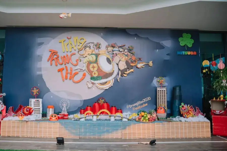 Sân khấu Trung thu được trang trí với tone màu trầm sang trọng.