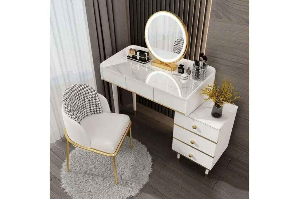 Gương tròn giúp tổng thể bàn trang điểm rộng rãi hơn