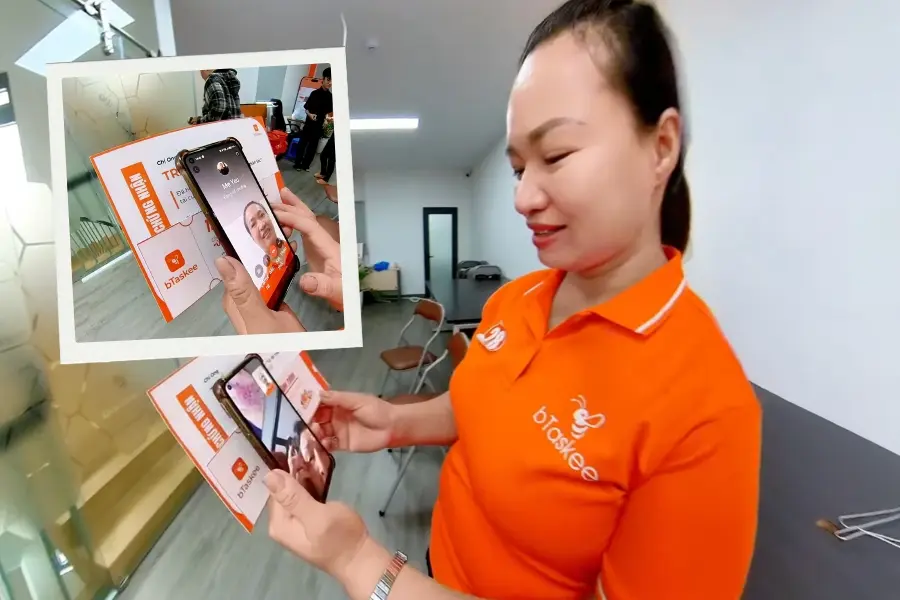 Chị Lành và nụ cười rạng rỡ khi chia sẻ niềm vui cùng mẹ.