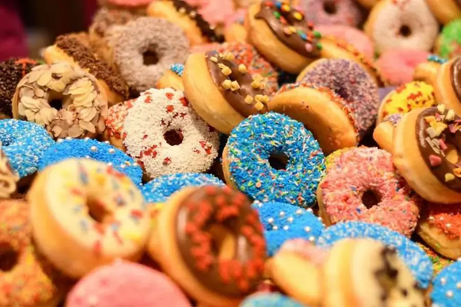 Những chiếc bánh donut màu sắc giúp thực đơn tiệc ngọt sinh nhật cho bé thêm bắt mắt hơn