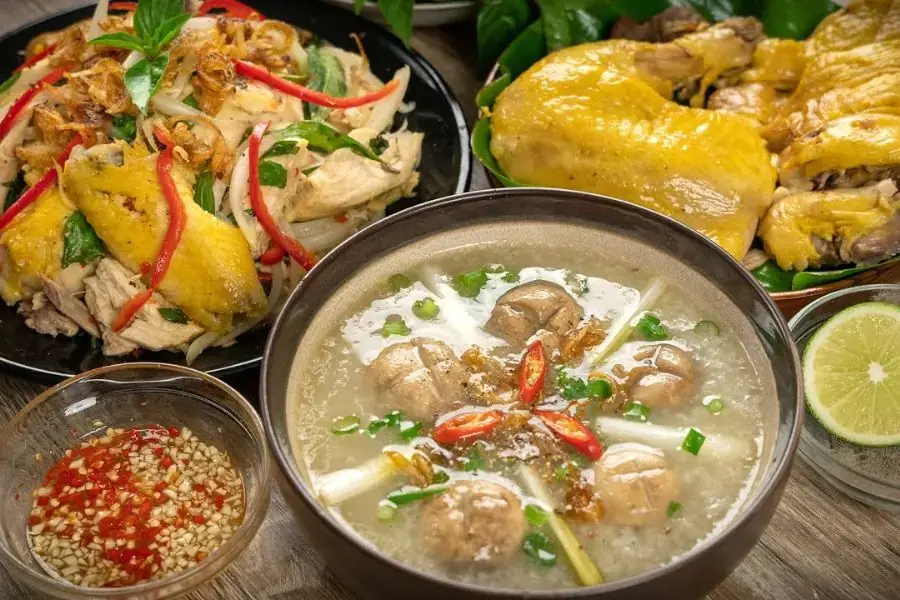Cháo gà thích hợp với mọi lứa tuổi trong gia đình, đặc biệt là người ốm
