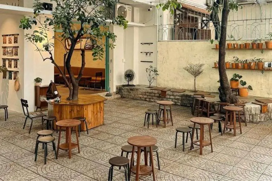 Mẫu trang trí quán cafe ngoài trời phong cách tối giản