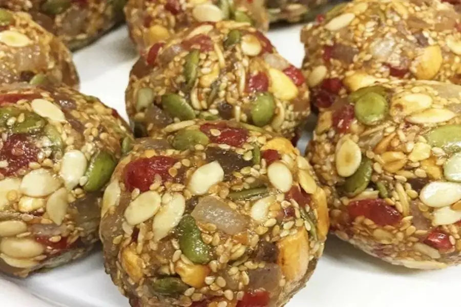 Nhân bánh Trung Thu nướng truyền thống.