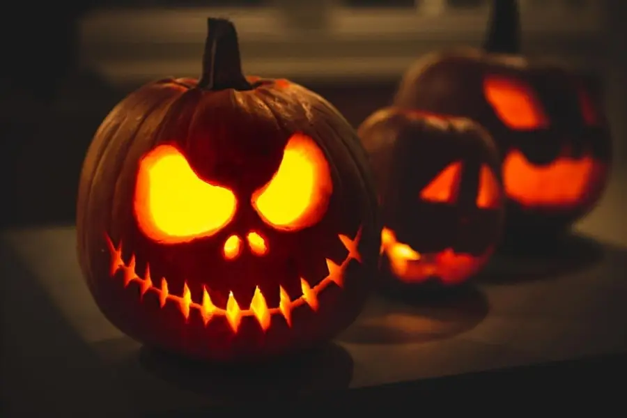 Bí ngô khoét mặt quỷ trang trí Halloween.