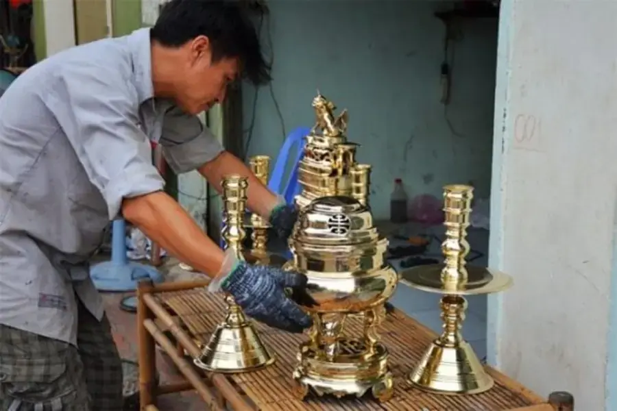 Đánh bóng lư đồng định kỳ 3-6 tháng/lần để giữ bề mặt lư luôn sáng bóng.