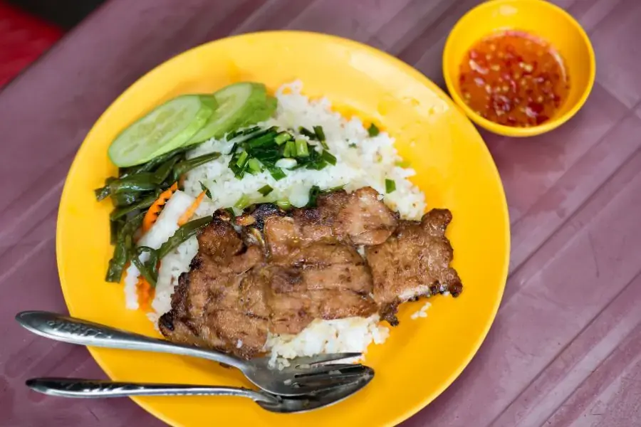 Cơm tấm là món ăn sáng quen thuộc của người miền Nam