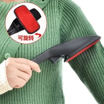 Treo áo len lên móc và đập nhẹ áo len cho bụi bay bớt ra.