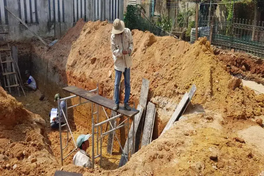 Làm phẳng mặt hố móng