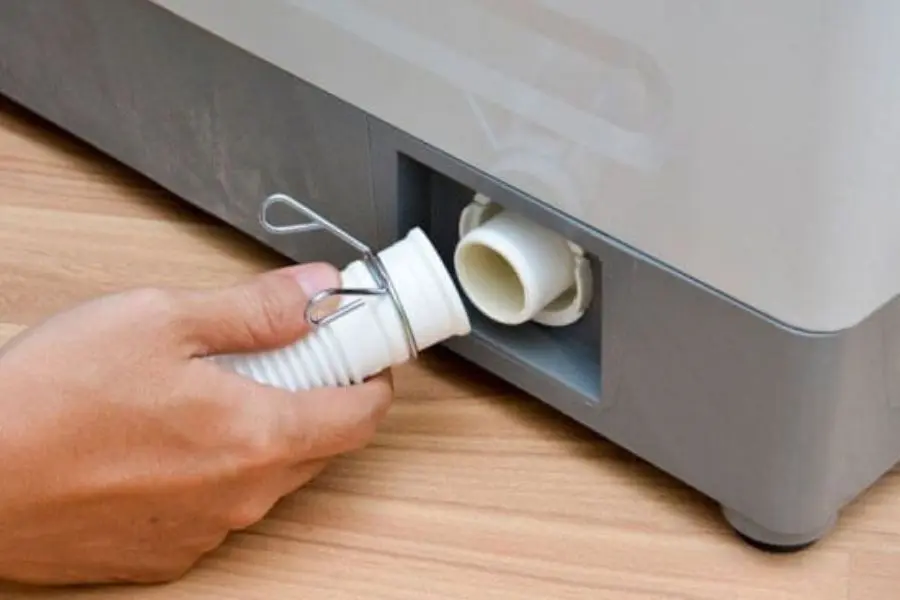 Lỗi E90 trên máy giặt Electrolux có thể là do đường ống nước đầu vào bị tắc nghẽn.