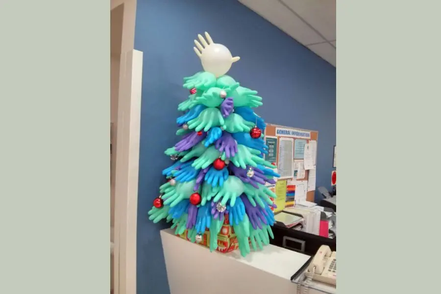 Làm cây thông Noel bằng đồ tái chế độc lạ từ găng tay