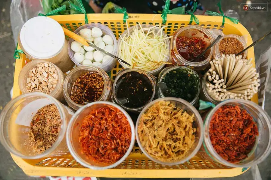 Các nguyên liệu làm bánh tráng trộn