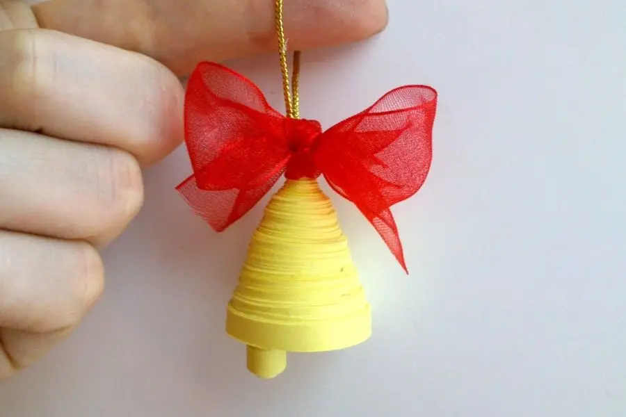 Làm chiếc chuông Noel bé bằng những đường thẳng của giấy.