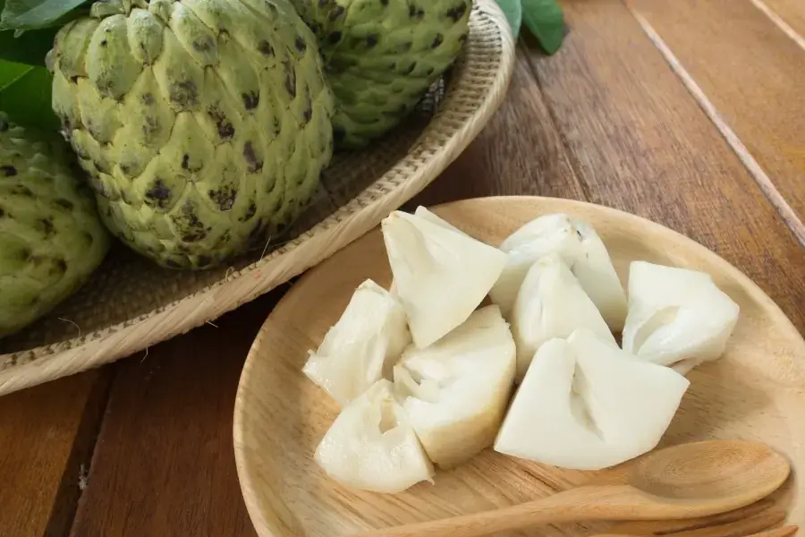 100g na chín chứa 94 calo và nhiều chất dinh dưỡng khác (theo USDA).