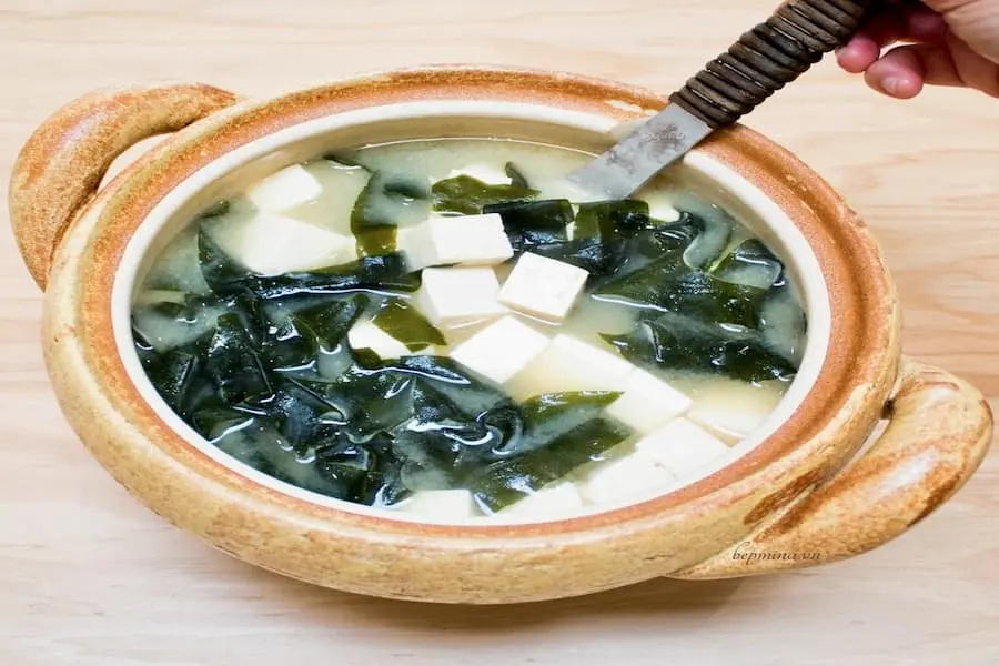 Canh nấm nấu cùng rong biển, đậu hũ.