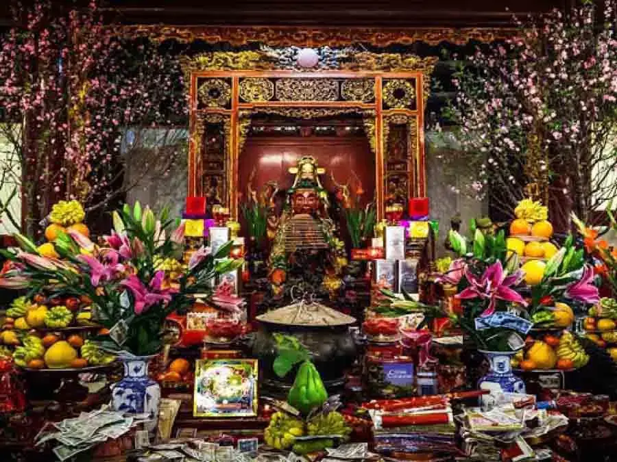 Sắp xếp mâm cúng gọn gàng để trang trí bàn thờ ngày Tết đẹp và trang nghiêm.