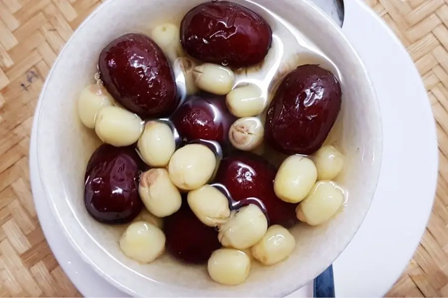 Chè hạt sen nấu cùng táo đỏ giúp bổ sung hàm lượng tốt cho sức khỏe.