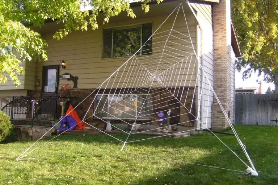 Ý tưởng làm mạng nhện trước sân nhà bằng dây dù độc đáo.