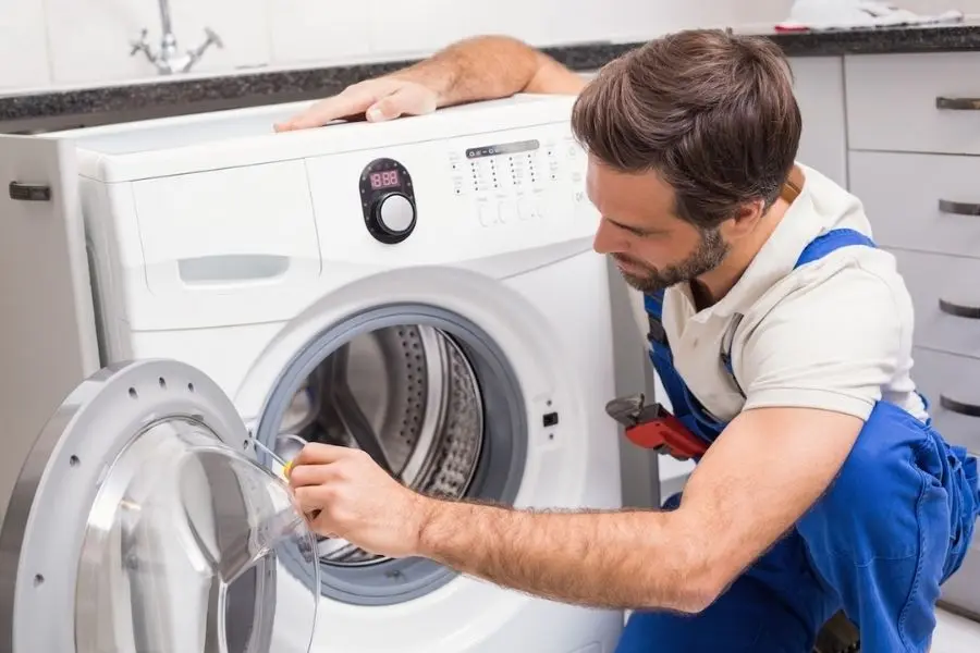 Nên đặt máy giặt ở bề mặt khô ráo, bằng phẳng và vững chắc.