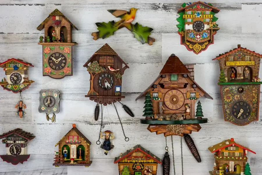 Đồng hồ đồng vintage cũng thường sử dụng để decor trong phong cách này